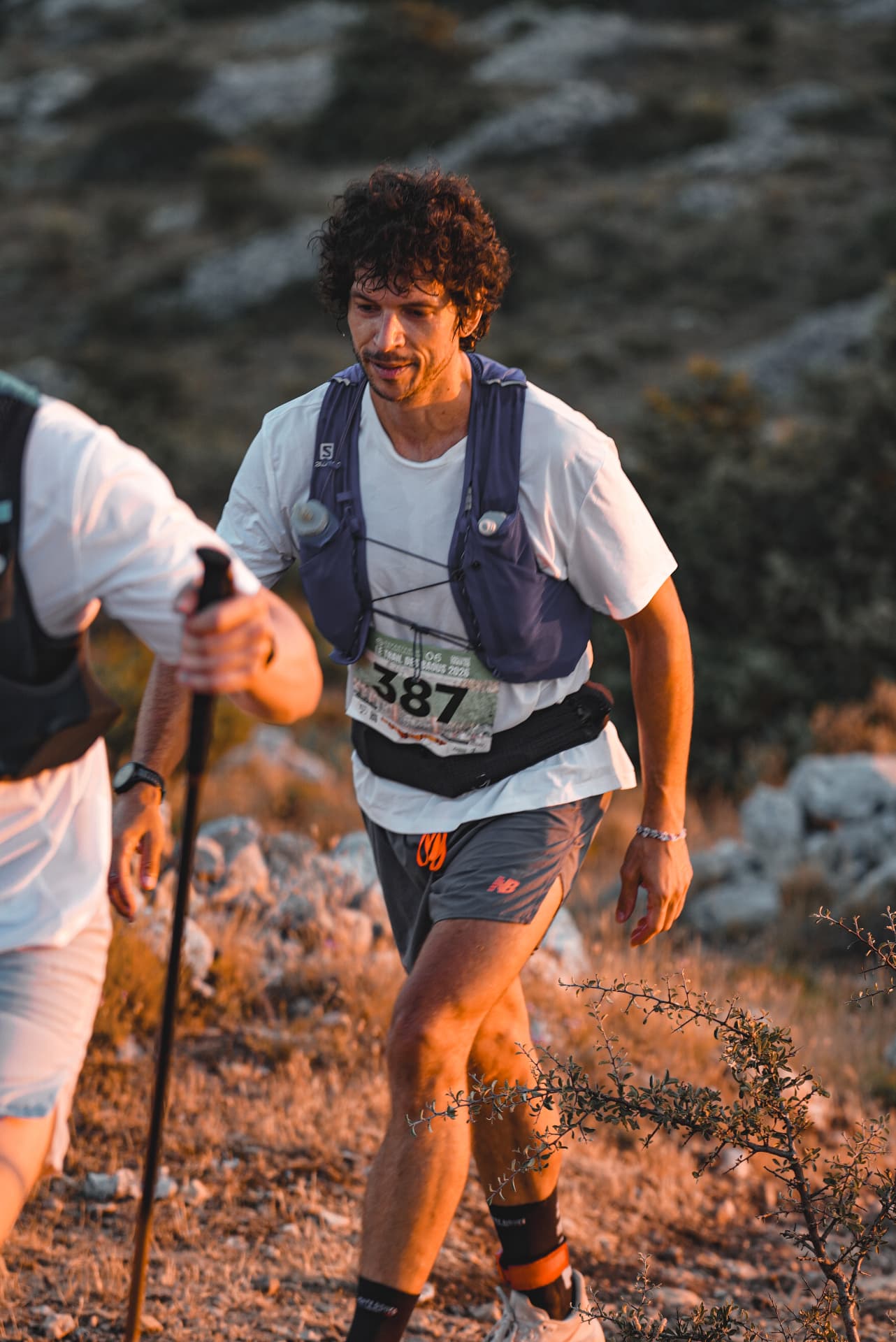 Axel en course lors d'un trail au lever du jour