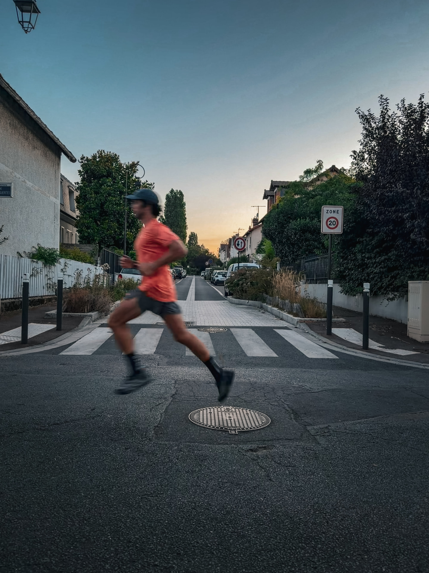 Axel en foulée dans une rue calme en fin de journée