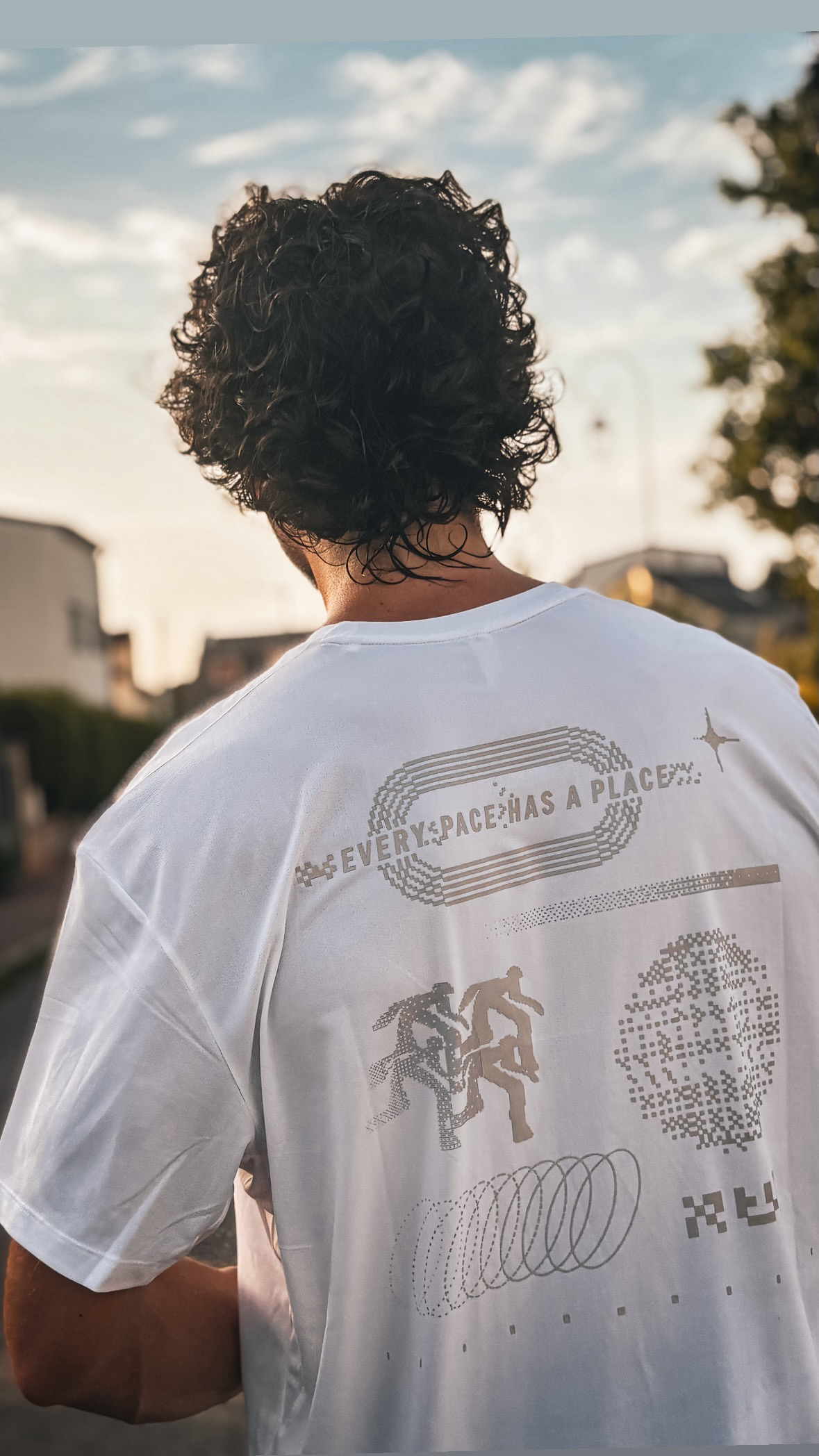 Détail du dos d'un tee-shirt de running au coucher du soleil
